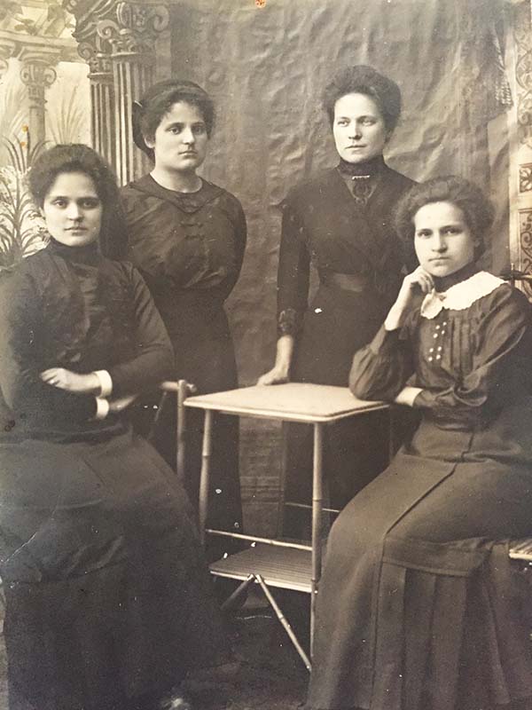 Сестры Белявские (слева направо: Глафира, Антонина, Прасковья, Мария)