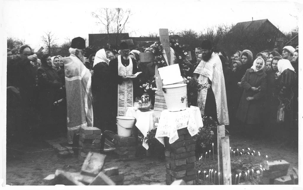 4 ноября 1990 года. Освящение места для строительства храма Положения Ризы Пресвятой Богородицы во Влахерне г.Миоры и установление Креста. 