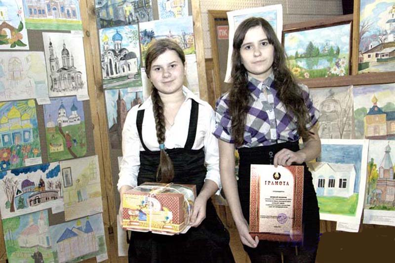 Обладатели 1 места в конкурсе стенных газет Дина и Даша Белозорчик