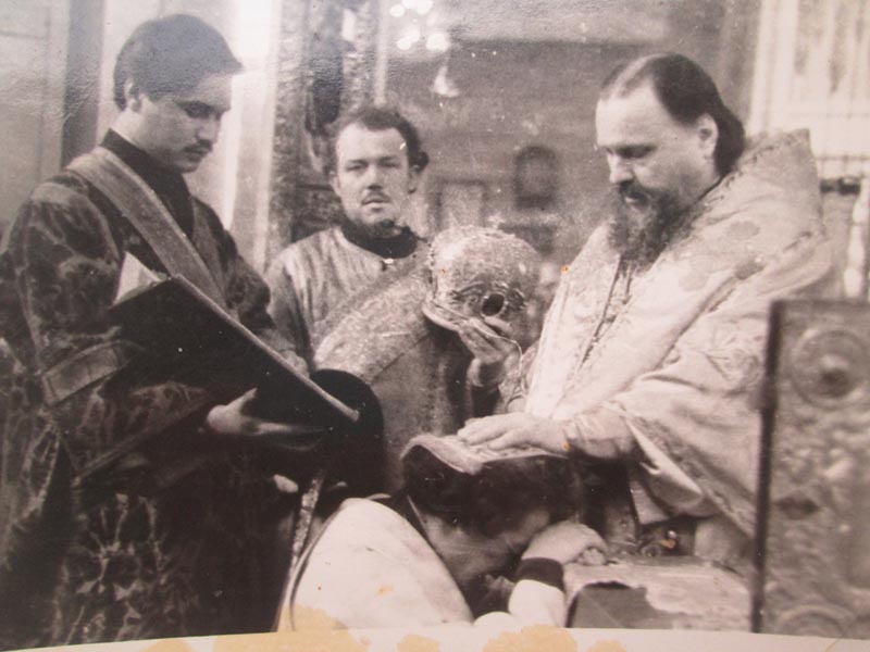 Митрополит Пимен (Патриарх Московский 2.06.1971 – 3.05.1990) рукополагает во диакона. Папа плачет