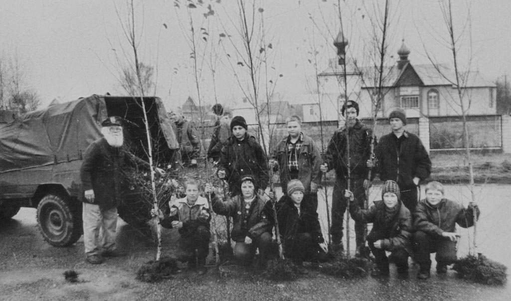 Отец Николай вместе со старшими воспитанниками воскресной школы сажает деревья.   