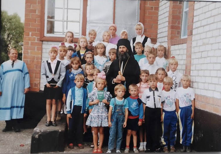 1996 г. Владыка Феодосий с воспитанниками воскресной школы