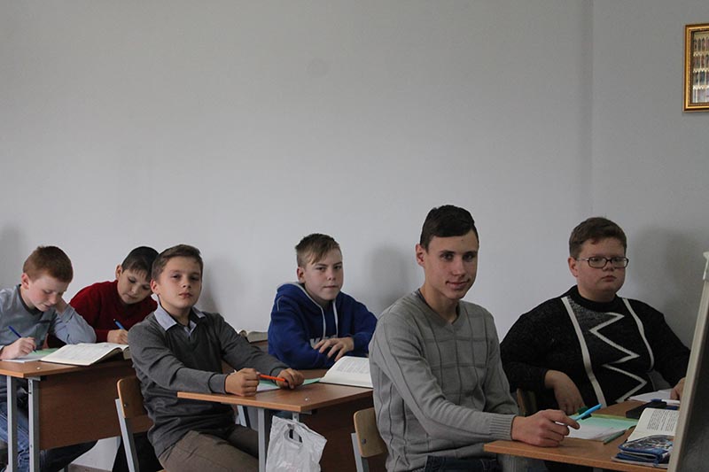 Учащиеся старшей группы на уроке у преподавателя Татьяны Михайловны Патеенок