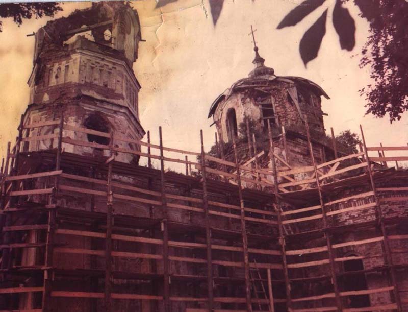 Вид Воскресенской церкви во время распада СССР