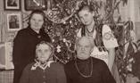 Слава направо: матушка Василиса и отец Николай сидят, дочь Зинаида и внучка Мария стоят